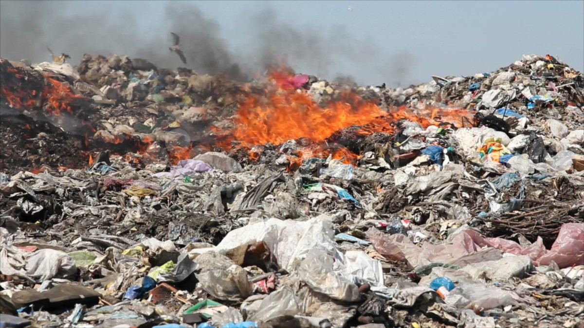 burning-garbage-dump-pollution-Throwing-Gurugram-MCG