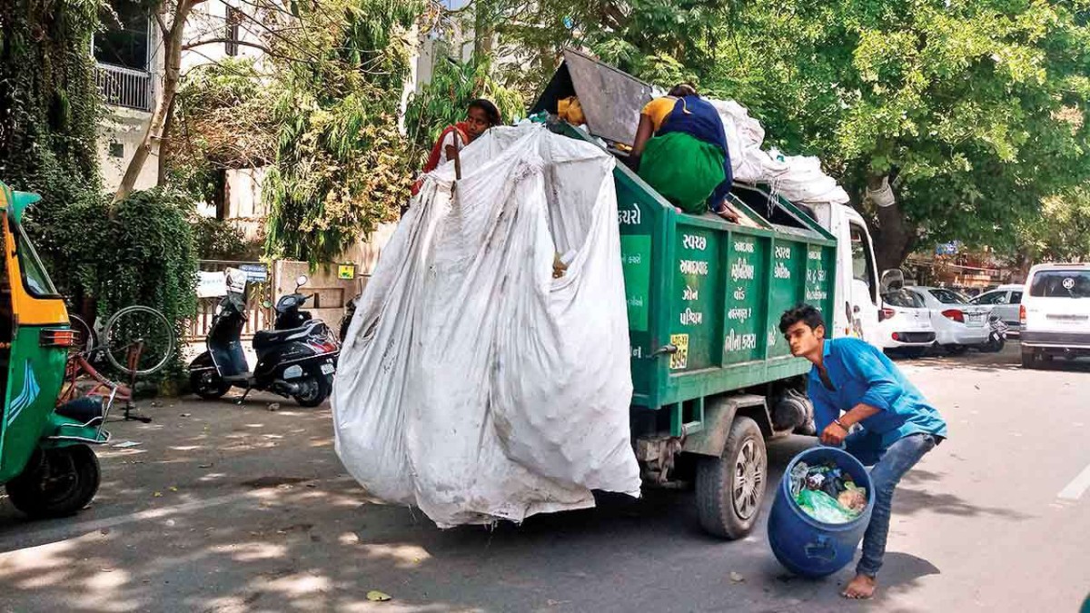 AMC faces difficulties in door-to-door garbage collection