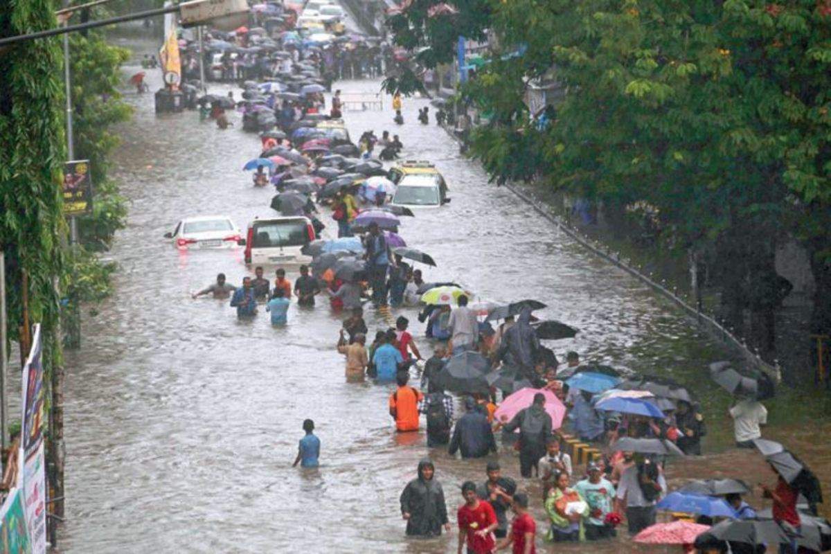 Mumbai halts due to heavy rains