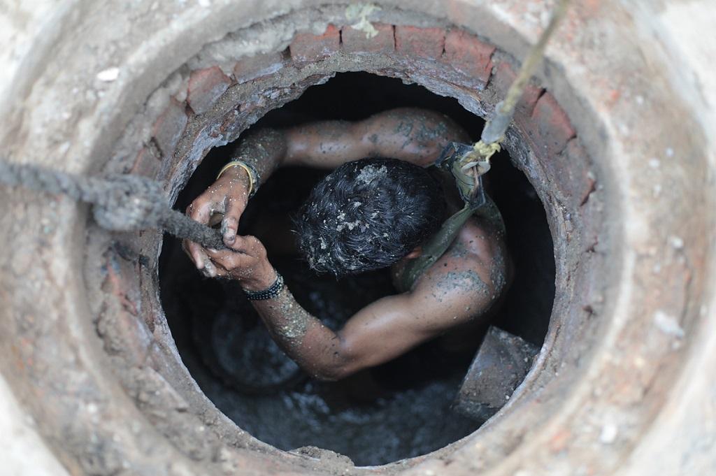 SC questions Centre on deaths due to manual scavenging