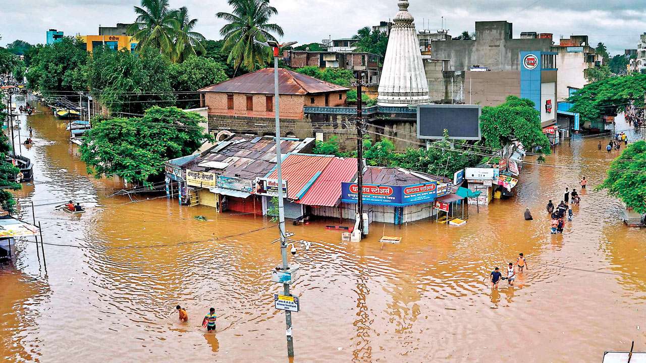 Flood affects 2 lakh people, disturbs electricity, water supply in Kolhapur
