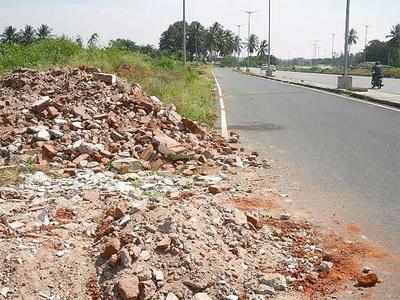 MCD collects fines of Rs 22000 for dumping debris on roads