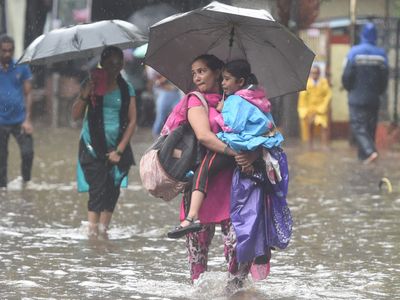 Heavy rains lash Mumbai bring it to a grinding halt
