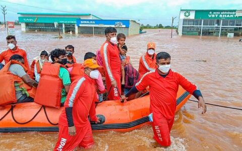 Maharashtra to give Rs 11,500 crore for flood victims, repair works