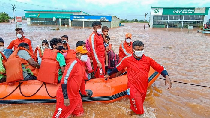 Maharashtra to give Rs 11,500 crore for flood victims, repair works