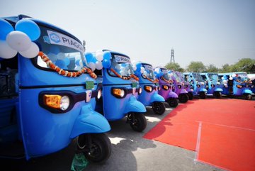 Delhi CM flags off fleet of e-autorickshaws