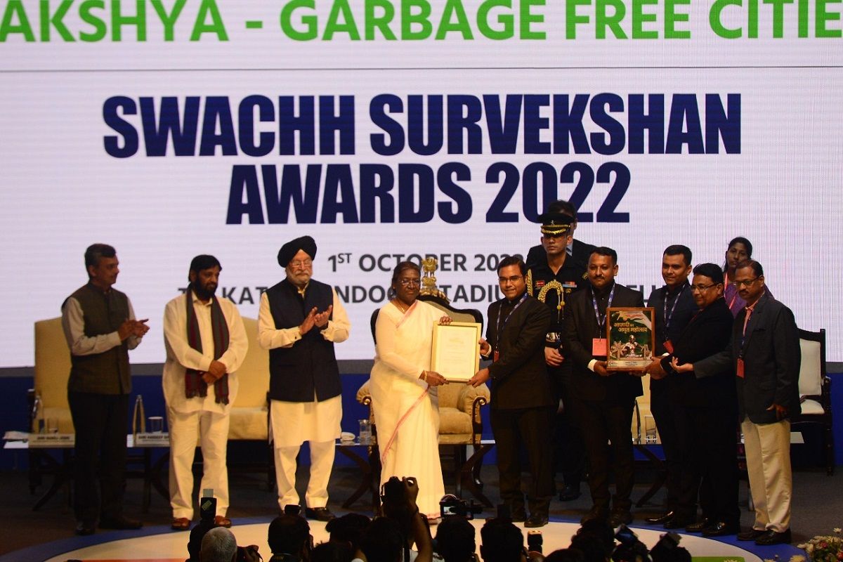 President felicitates winners of Swachh Survekshan 2022