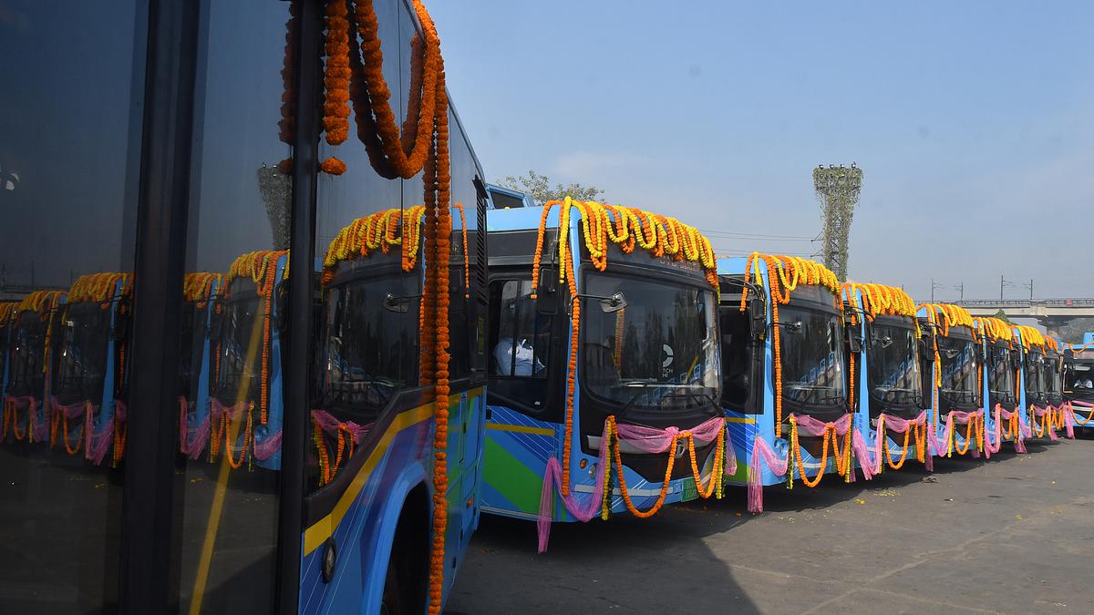 Delhi CM, LG flag off 500 electric busses; UT on its way to meet 2025 target
