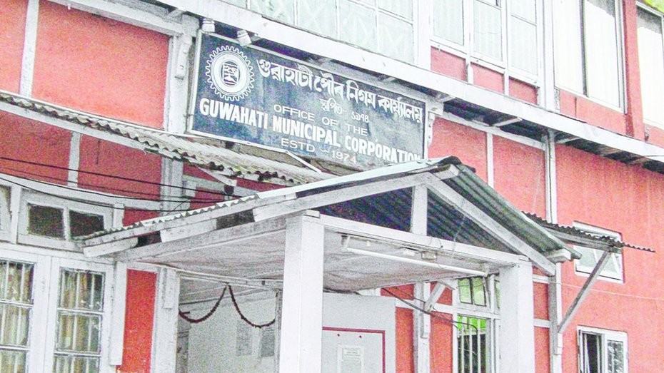 GMC initiates action towards desiltation of drainage channels DISPUR, Assam: The Guwahati Municipal Corporation (GMC) along with Guwahati Metropolitan Development Authority and Public Works Department (PWD) has restarted their desiltation operations in the city ahead of the monsoon season. This step aims to clear the drainage channels of mud and silt and ensure the smooth flow of the rainwater. Waterlogging continues to be a massive drawback for the city of Guwahati. Several steps were taken towards the prevention of any reoccurrences. Manual cleaning of small drains and desiltation of major drains and water channels have also been carried out. Several super suckers were procured by the authorities to ensure that the drains are cleaned properly. Although the clearing of waterways was carried out last year as well, no considerable improvement was noticed. This year the authorities have pressed 10 such super suckers into service to clear major drains and natural waterways across the city. Several smaller drains have also been reconstructed. As such, a large section of Guwahatians remain hopeful that the situation will be better this year.