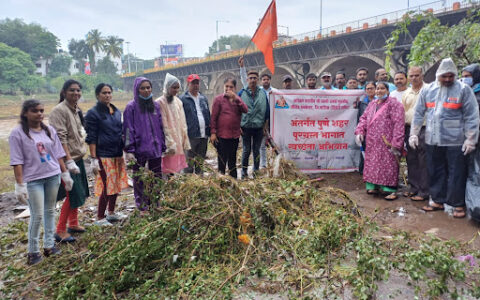 PUNE, Maharashtra: A thorough clean-up campaign has been initiated to address the sanitation problems resulting from the recent flooding in the city. Various municipal bodies, such as the Pune Municipal Corporation (PMC), Navi Mumbai Municipal Corporation, Thane Municipal Corporation, Panvel Municipal Corporation, and the Nanasaheb Dharmadhikari Foundation, collaborated on this initiative.