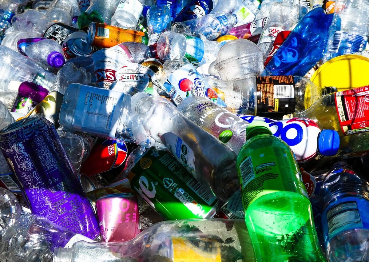 India Overtakes China as World's Largest Plastic Polluter: Study NEW DELHI: A study by the University of Leeds, published in the Nature journal, reveals that India has surpassed China to become the world's largest plastic polluter. The study found that India releases approximately 9.3 million tons of plastic waste into the environment each year.