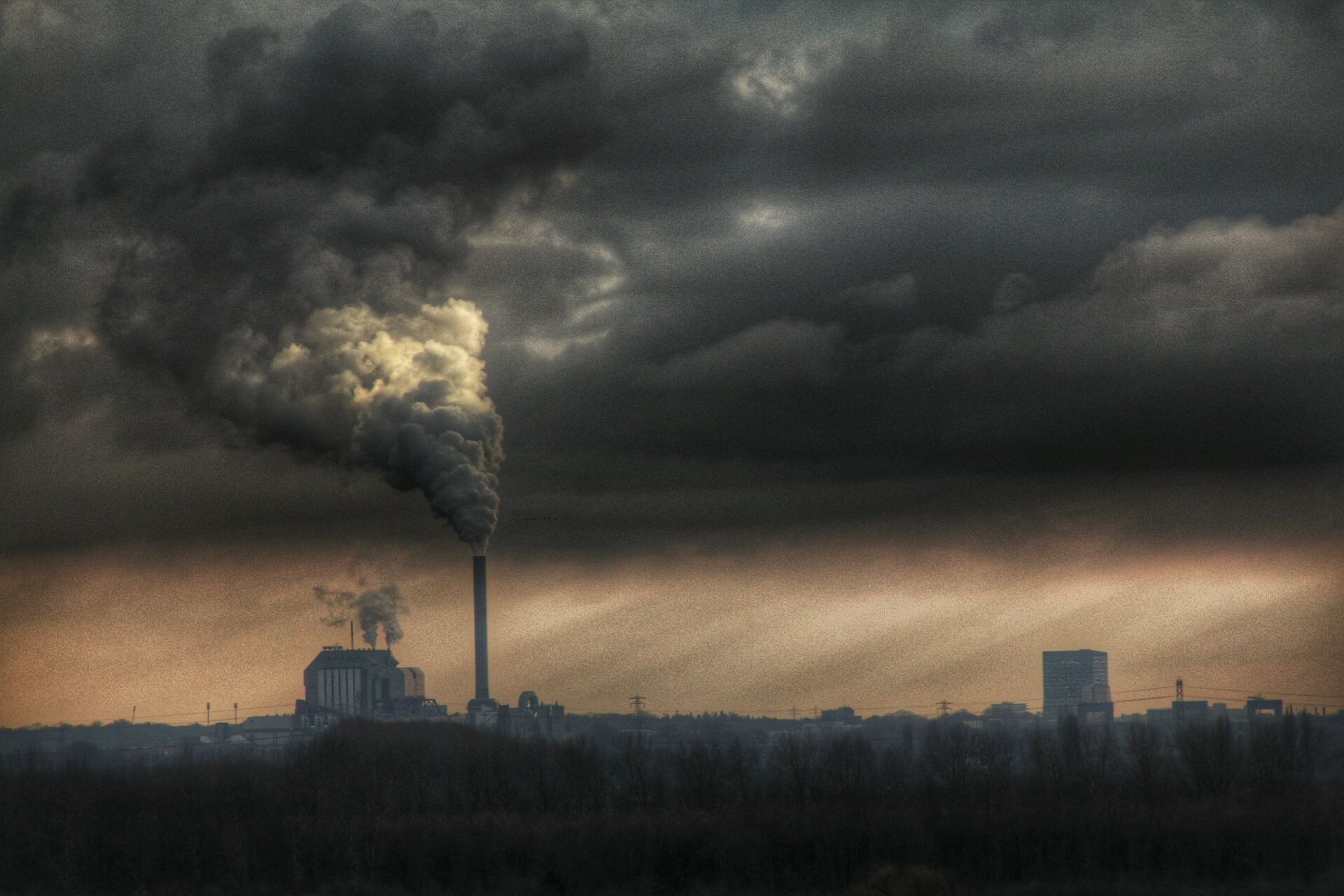 This pollution is gathered in clouds. Загрязненное небо. Загрязнение воздуха. Загрязненные облака. Загрязнители воздуха.