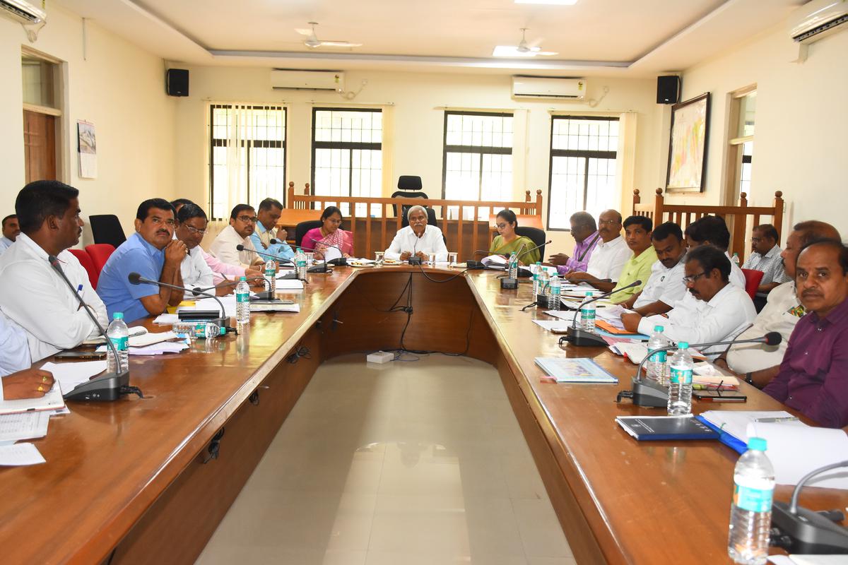 Minister directs Dakshin Kannada ULBs to complete Nagarothana projects